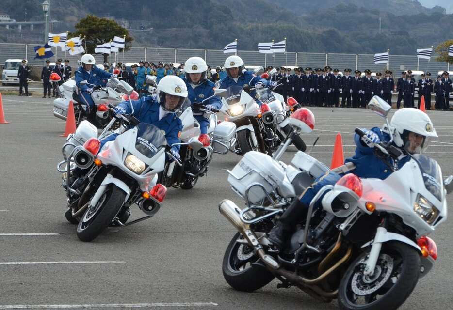 年頭視閲式で訓練を行う県警の白バイ隊＝和歌山市