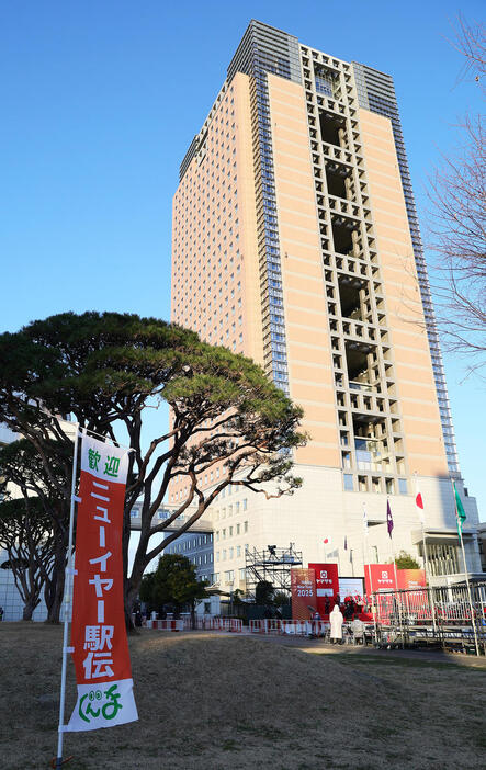 ニューイヤー駅伝2025のスタート地点の群馬県庁（撮影・足立雅史）