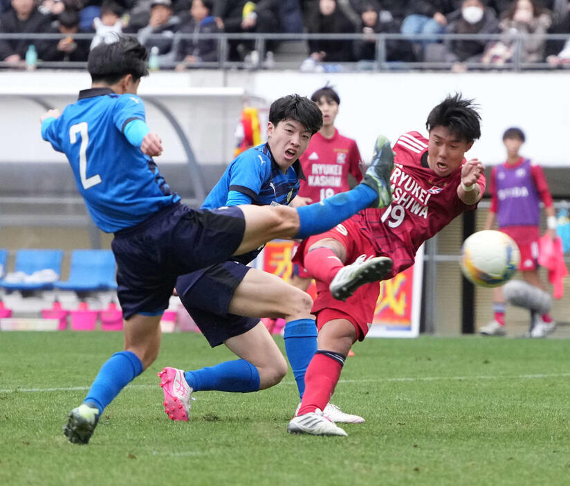 流通経大柏対大津　後半、流通経大柏・粕谷（右）は勝ち越しゴールを奪う（撮影・小沢裕）