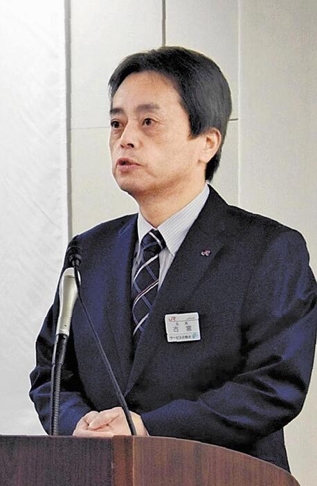 年頭のあいさつで幹部社員らに訓示するJR九州の古宮社長（6日、福岡市博多区で）