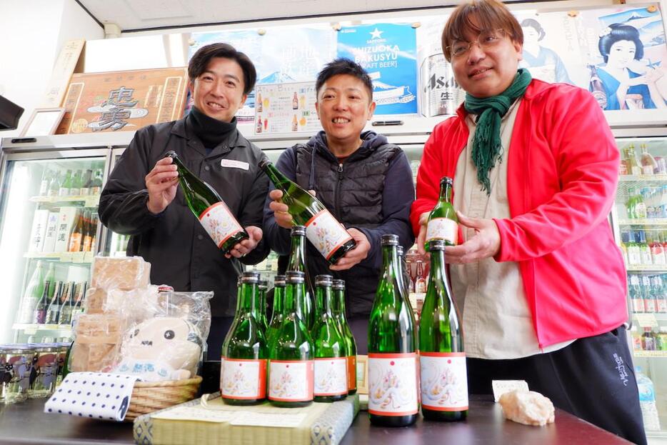 干支ラベルの「天虹」を販売する天神酒店・鈴木さん（中央）と日本画家・坂本さん（右）