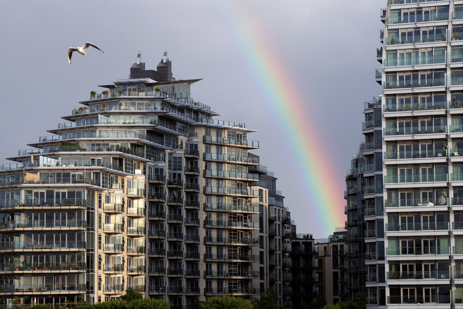 １月７日、 英住宅金融ハリファクスが７日発表した２０２４年１２月の英住宅価格は前月比０．２％下落と、３月以来初の値下がりとなった。ロンドンの集合住宅前で２０２３年８月撮影（２０２５年　ロイター/Kevin Coombs）