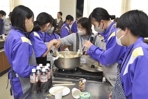 【パッククッキングに挑戦する生徒ら＝四日市市桜町の桜中学校で】