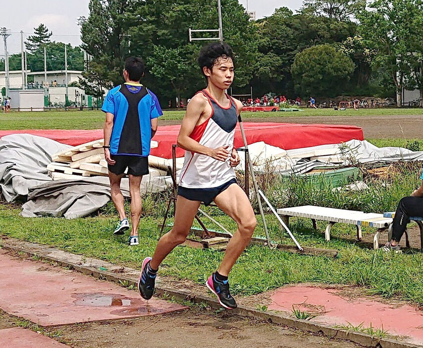 ２０１９年夏、千葉大の土トラックで練習していた今江勇人。ニューイヤー駅伝のエース区間でトップを走る選手になった