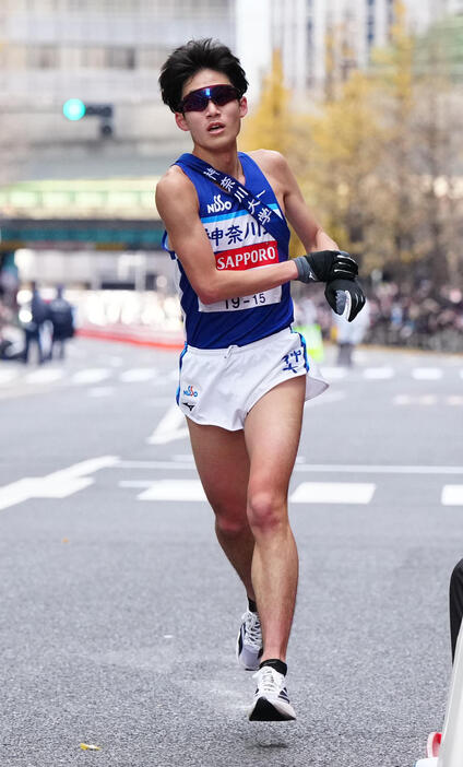 総合16位でゴールする神奈川大10区滝本朗史