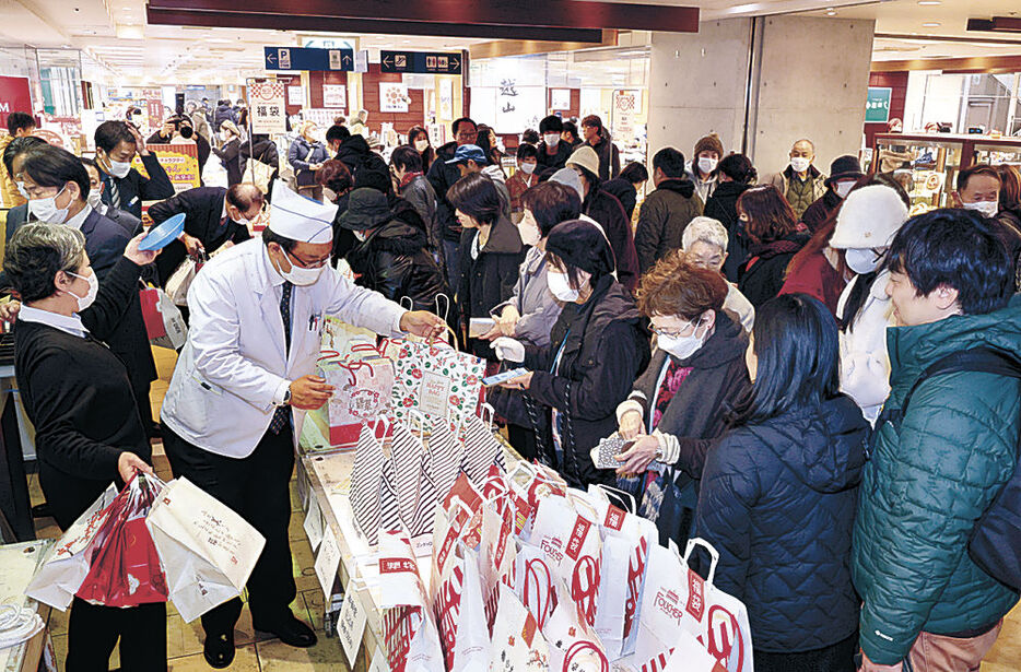 菓子の福袋を買い求める来店客＝金沢市の金沢エムザ