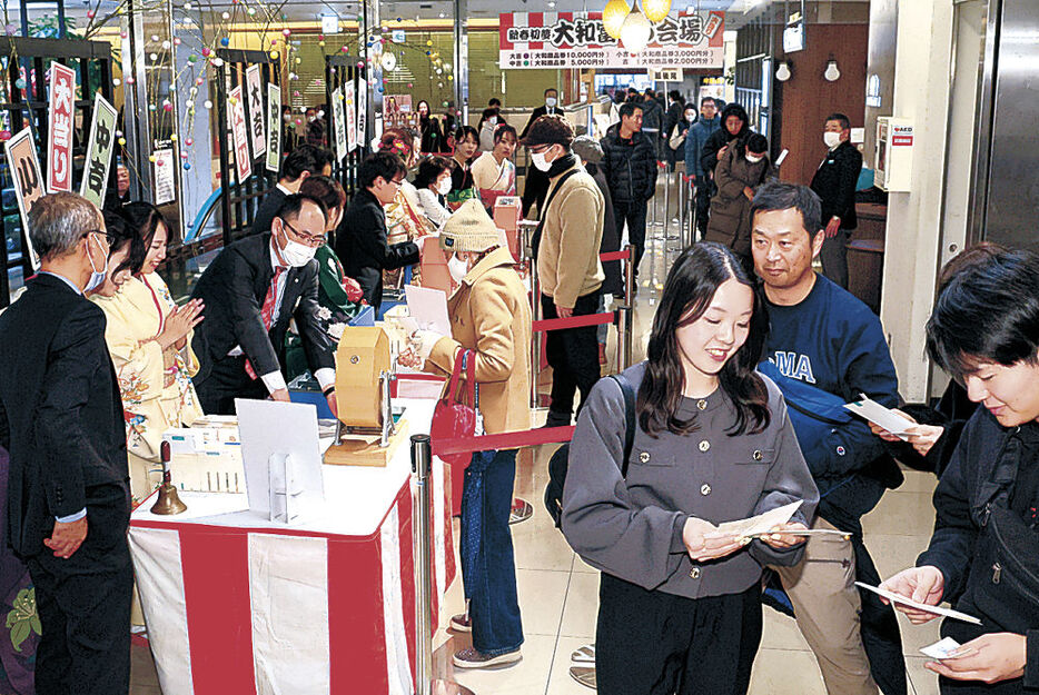 長い行列ができた富くじの会場＝金沢市の香林坊大和