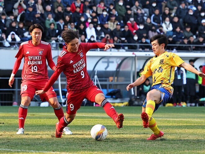 先制点を含む２ゴールの活躍をみせた山野（９番）。写真：梅月智史（サッカーダイジェスト写真部）