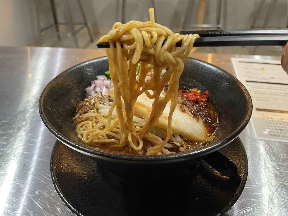 京都の人気製麺所「麺屋 棣鄂」の麺がスパイスの利いたスープに絡んで美味！