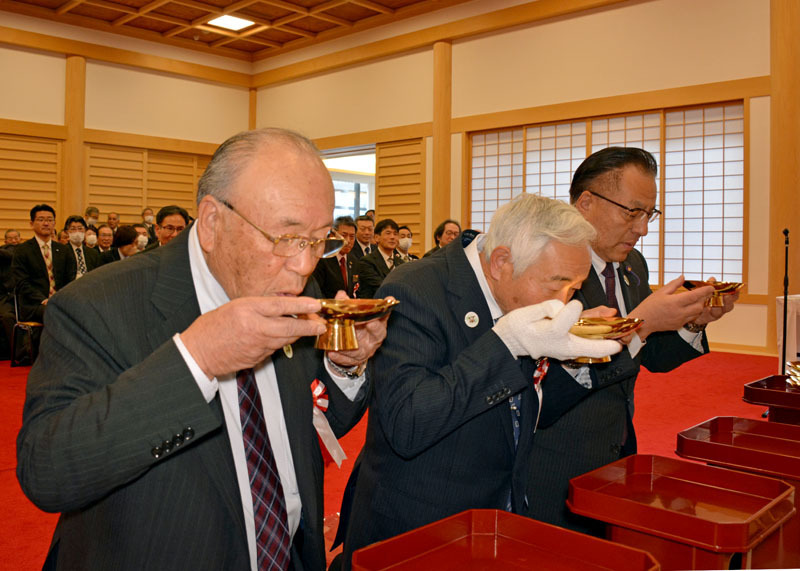 五穀豊穣や心願成就を願い、金盃を口元に運ぶ参列者代表＝平泉町・中尊寺