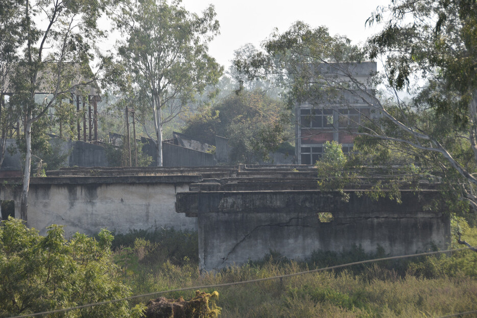 インド中部ボパールで、１９８４年に有毒ガス漏出事故を起こした工場の跡地に残る建物＝２０２４年１１月