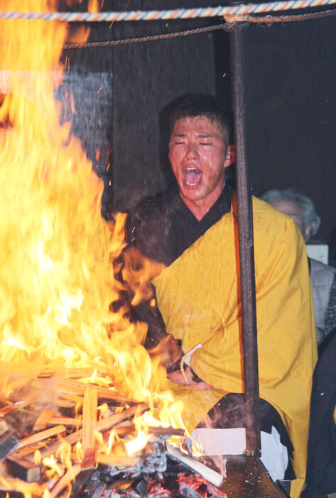 恒例の護摩行３日間の初日に臨んだ広島・中村奨成