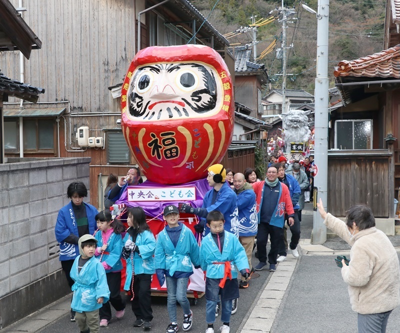 だるまのみこしを担いで恵曇地区を練り歩く住民＝松江市鹿島町恵曇