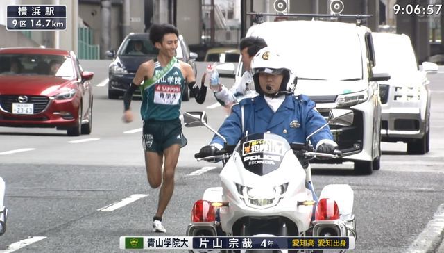 給水で乾杯　9区田中悠登選手と片山宗哉選手