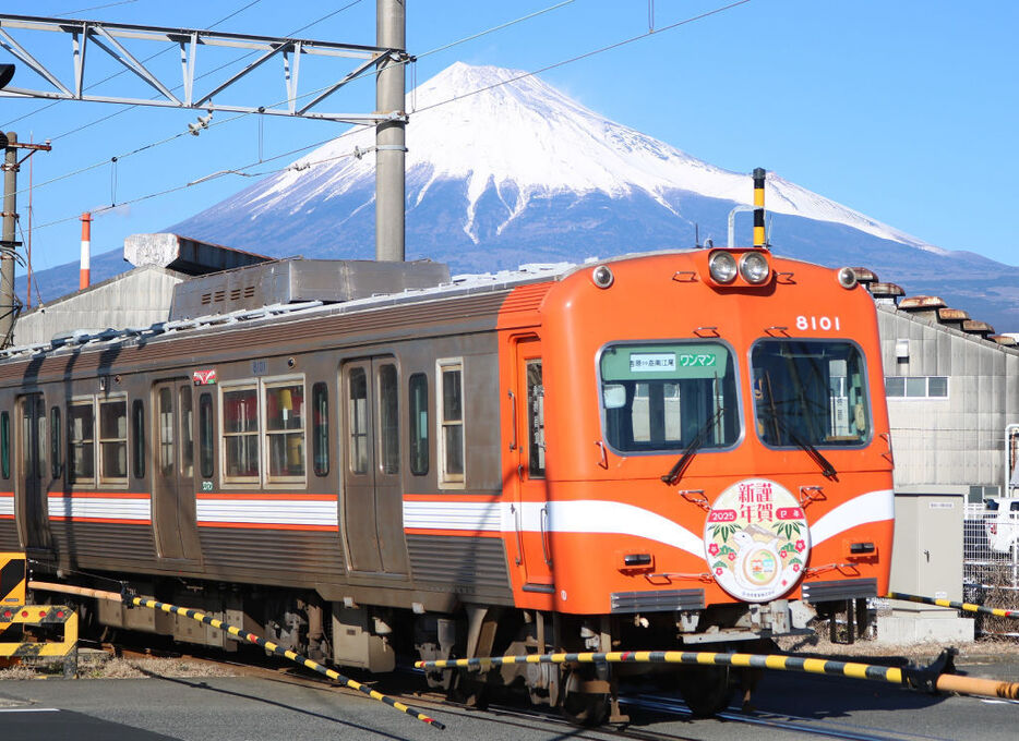 新年のヘッドマークを付けて運行する岳南電車＝富士市