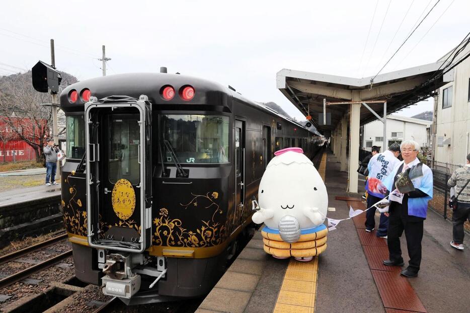 観光列車「はなあかり」と記念撮影する「湯～たん」＝ＪＲ浜坂駅