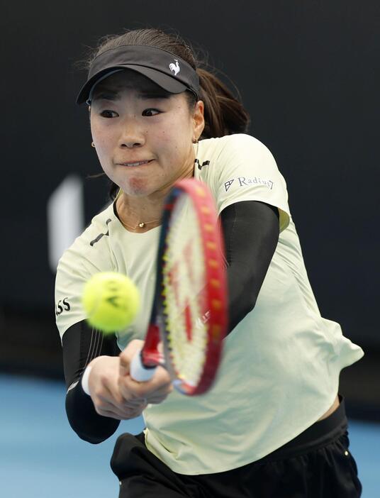 全豪テニス予選の女子シングルス3回戦でプレーする日比野菜緒＝メルボルン（共同）