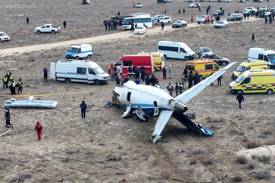 昨年12月、カザフスタン西部アクタウ近郊に墜落したアゼルバイジャン航空機の残骸（AP＝共同）