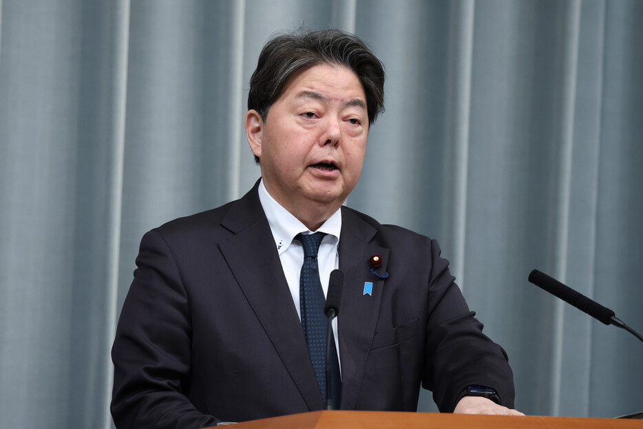 記者会見する林芳正官房長官＝７日午前、首相官邸