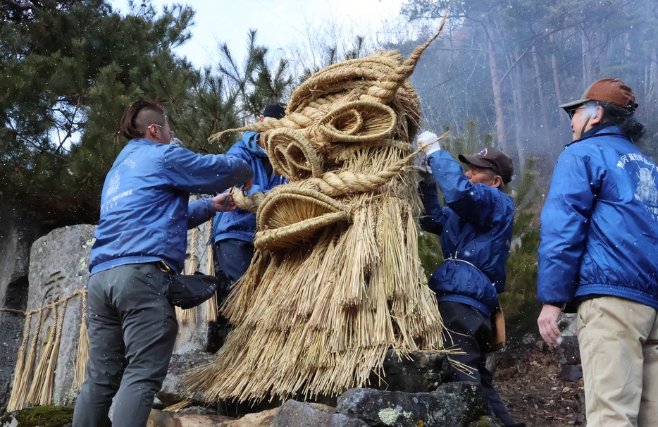 め縄で「神面」を作る地域住民たち