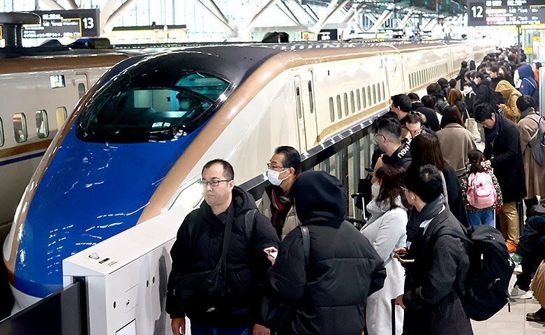 Ｕターン客らで混み合う北陸新幹線のホーム＝富山駅