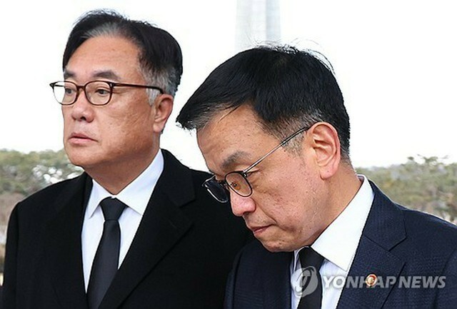 1日に国立ソウル顕忠院を参拝した崔氏（右）と鄭氏（大統領室通信写真記者団）＝（聯合ニュース）