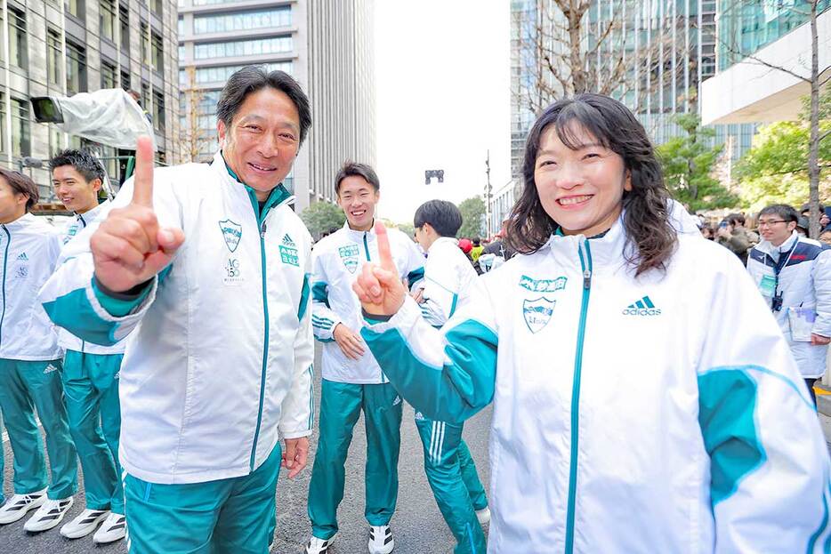 箱根駅伝2年連続8度目の優勝を飾り一番をアピールする青学大・原監督と妻・美穂さん（代表撮影）