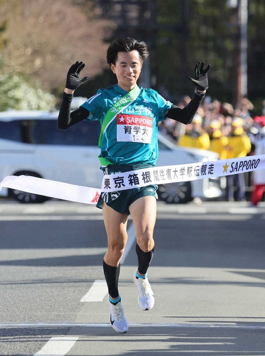 ＜箱根駅伝往路・芦ノ湖ゴール＞往路優勝の青学大5区・若林（撮影・尾崎　有希）