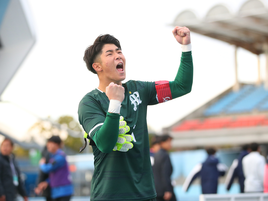 明秀日立高GK重松陽(3年=横浜F・マリノスジュニアユース追浜出身)はPK戦勝利の主役に!(写真協力=高校サッカー年鑑)(HIGH SCHOOL SOCCER YEARBOOK)