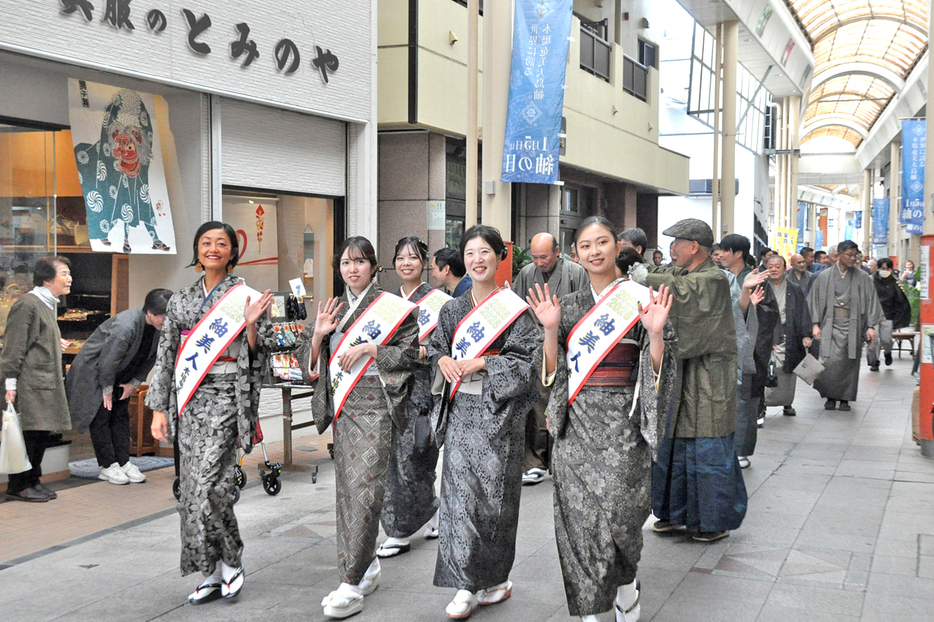 約200人が紬姿で商店街周辺を練り歩いた紬大行進＝5日、鹿児島県奄美市名瀬