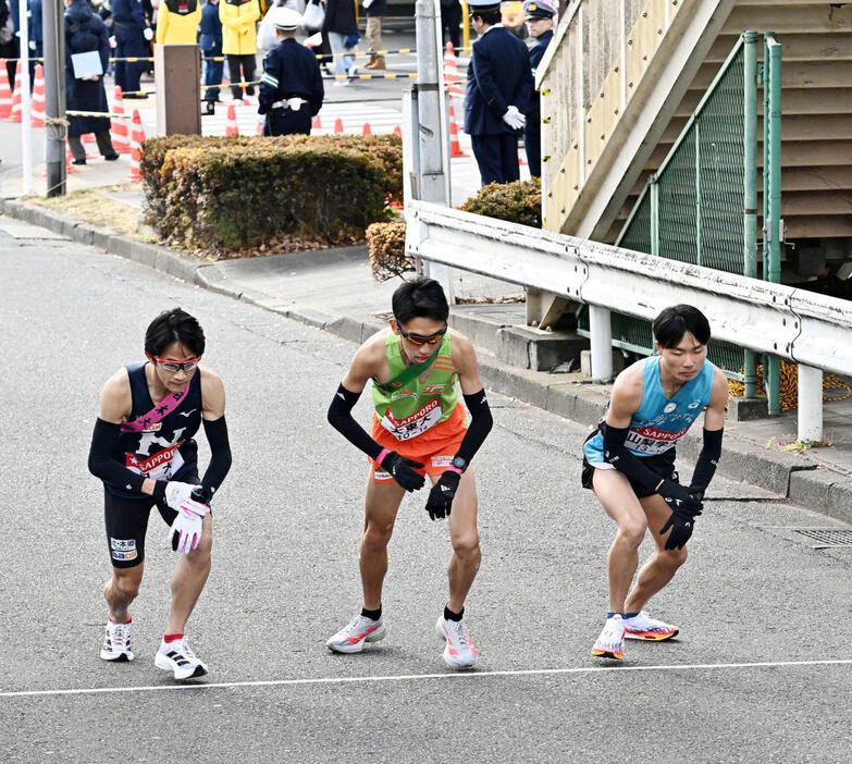 鶴見中継所で繰り上げスタートする10区の、左から日大・山口、大東大・庄司、山梨学院大・土器屋（撮影・滝沢徹郎）