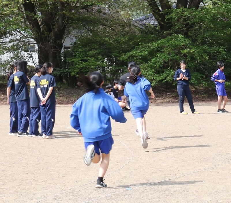 須坂市内の中学校で地域クラブの練習に参加する生徒たち