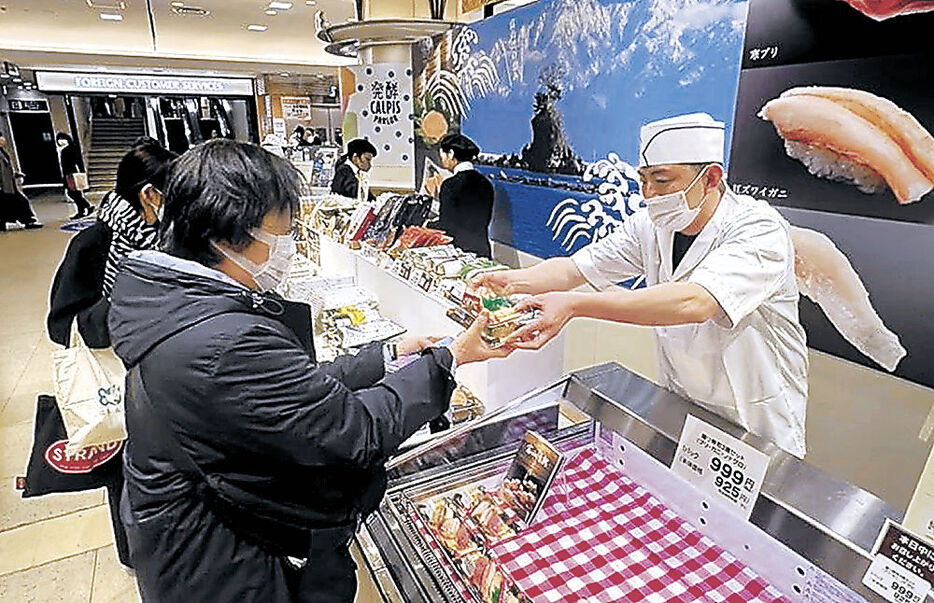 富山のすしで食の魅力を伝える関係者＝大阪市内（県提供）