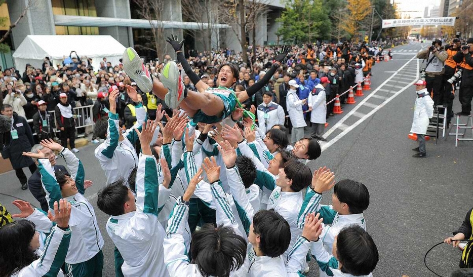 10区、総合優勝を決め胴上げされる青学大・アンカーの小河原陽琉（代表撮影）