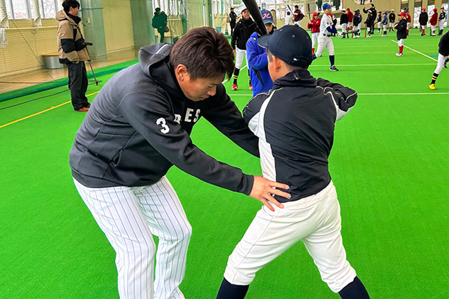 中能登町での野球教室で指導したロッテ・角中（左）【写真：間淳】