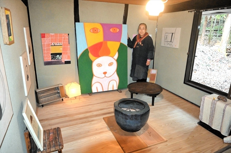 長田さんの絵を部屋に飾り、宿泊利用を呼び掛ける大島さん