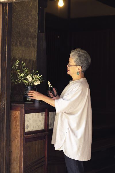 季節の野花を生けることも、登美さんの大切な時間です