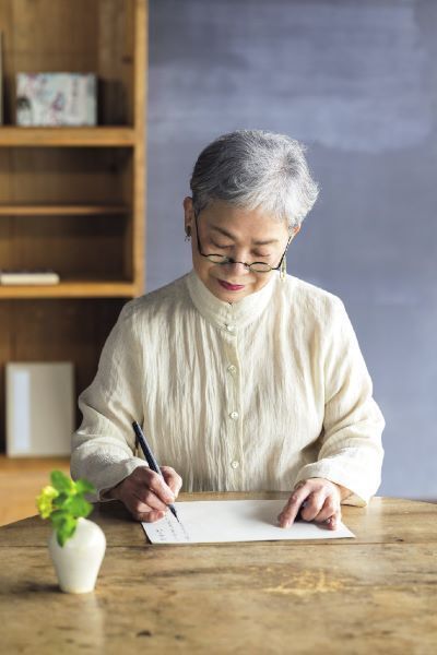 著書も多数ある登美さん。忙しない日々の中、自分と向き合いながら書く時間も大切にします