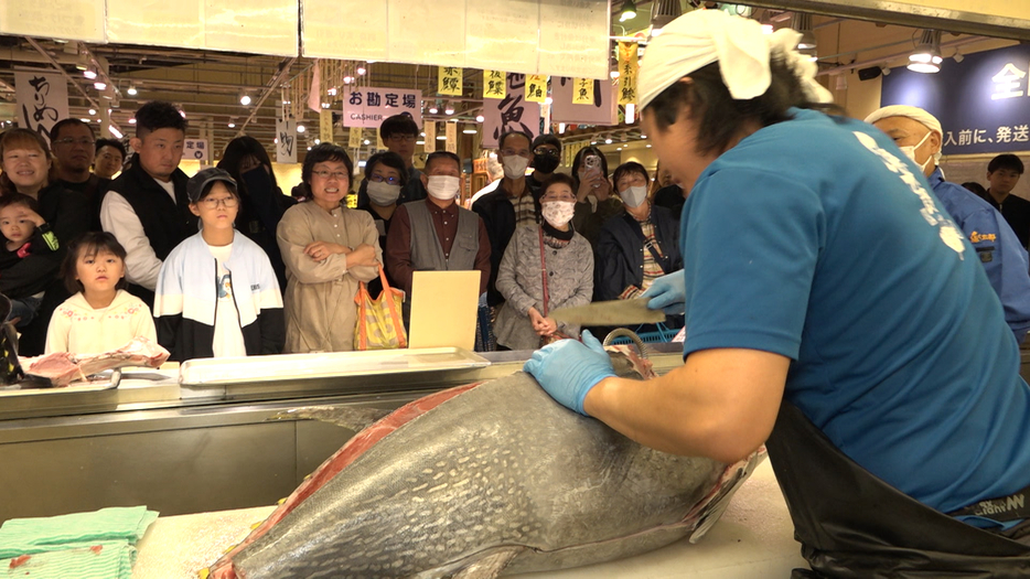 マグロの解体ショー