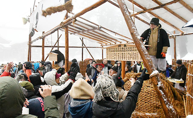 「綱まき」などの神事を行った松例祭＝鶴岡市・羽黒山山頂