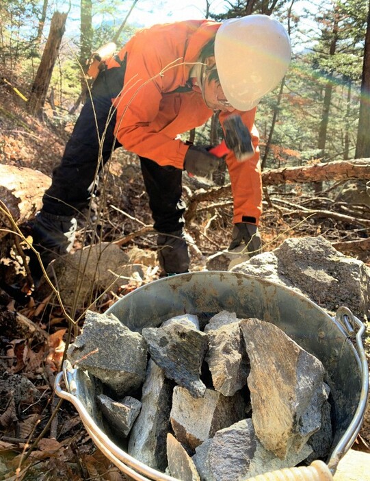 帰還困難区域の山中で発見した砥山石を砕いて持ち帰る復興庁の委託業者＝福島県浪江町小丸で2025年1月10日午前11時25分、尾崎修二撮影