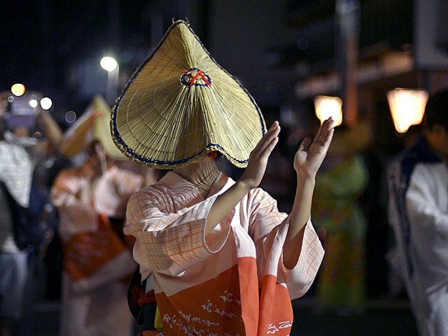 「おわら風の盆」で編みがさをかぶって優雅に舞う女性＝２０２３年９月、富山市