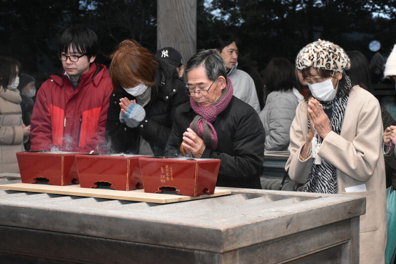 能登半島地震1年を迎え、手を合わせる人たち＝石川県輪島市門前町の総持寺祖院で2025年1月1日午後4時24分、砂押健太撮影