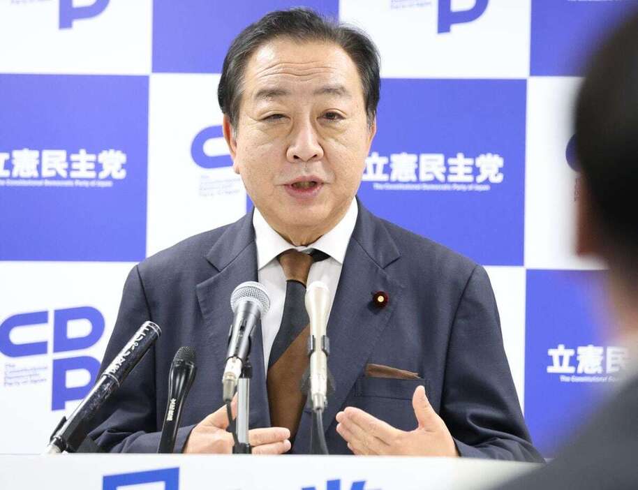 記者団の取材に応じる立憲民主党の野田佳彦代表＝6日午前、東京都千代田区（春名中撮影）