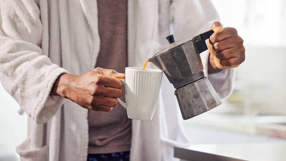 新研究によると、コーヒーの摂取が健康に与える影響という観点では、飲む時間帯が重要になる可能性がある