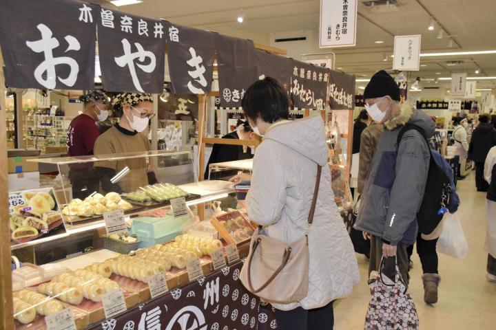 各地のスイーツや総菜などを買い求める客でにぎわう「全国うまいもの味めぐり」＝8日午前、松山市湊町5丁目