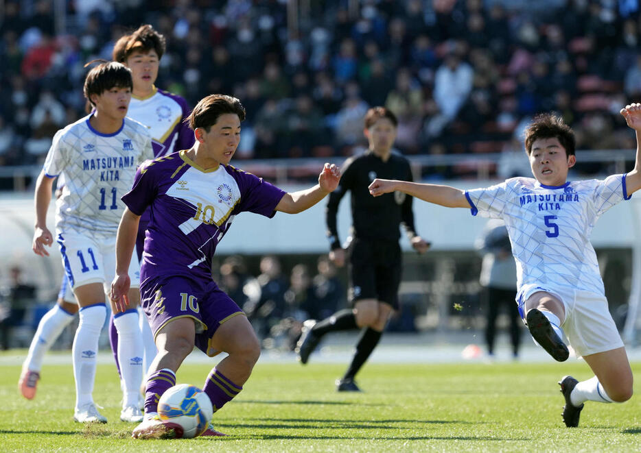 松山北対堀越　前半、先制ゴールを決める堀越・三鴨（撮影・たえ見朱実）