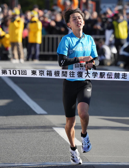 箱根駅伝　往路　15位でゴールする山梨学院大5区弓削（撮影・垰建太）