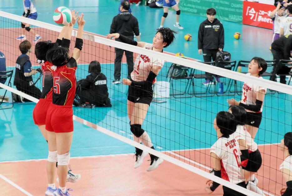 女子１回戦・習志野-須磨ノ浦　第２セット、スパイクを打ち込む須磨ノ浦の児島主将（中央）