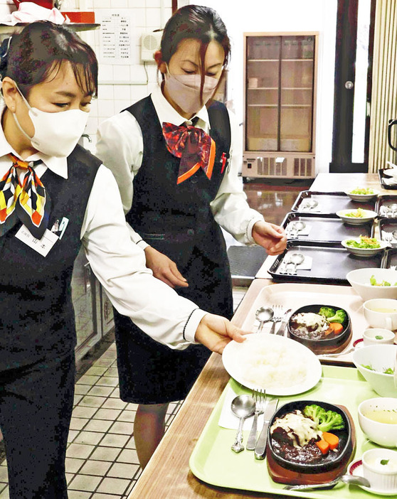 客の要望に応じてご飯を盛る量を調整するスタッフ。食べ残しを未然に防いでいる＝杉妻会館